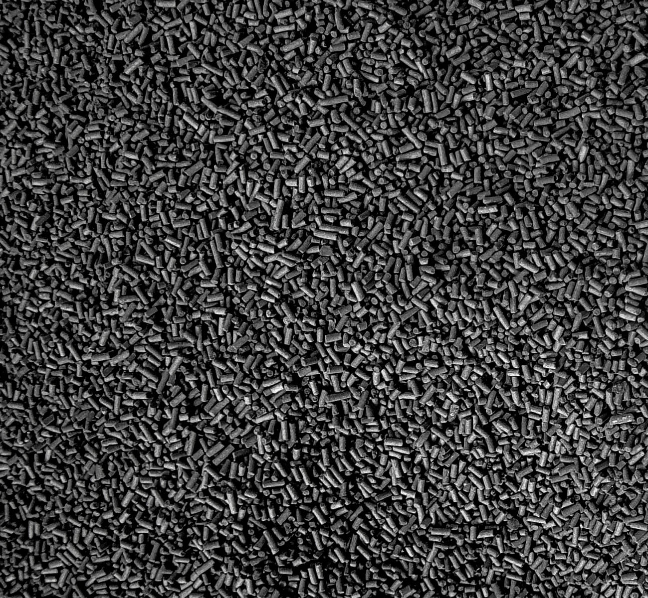 Granulado de carbón activo para un filtro de carbón activo para el tratamiento del aire residual de una planta de tratamiento de residuos