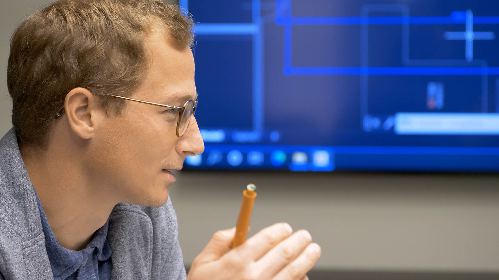 A BIONIK engineer advises his customers on the selection of technology for the exhaust air purification system